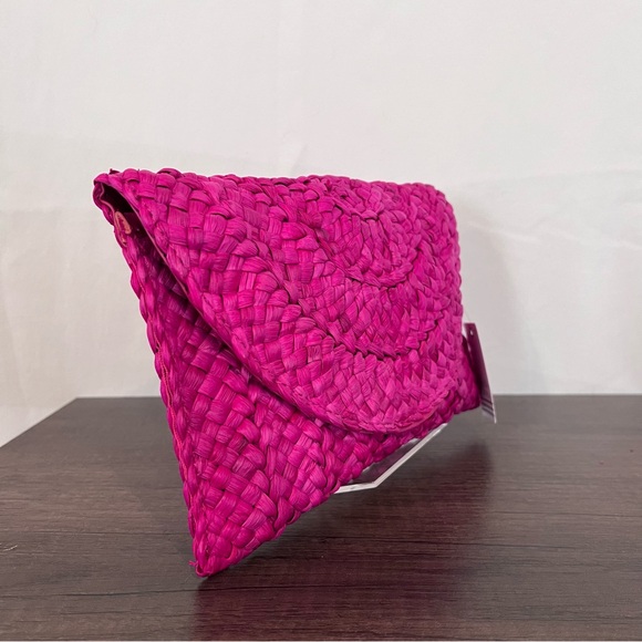 Straw Fuscia Clutch with Fold Over Clasp, Wristlet, and Gold Chain Strap NWT - Picture 6 of 10